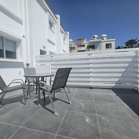 בית נופש 2bd Garden Paphos